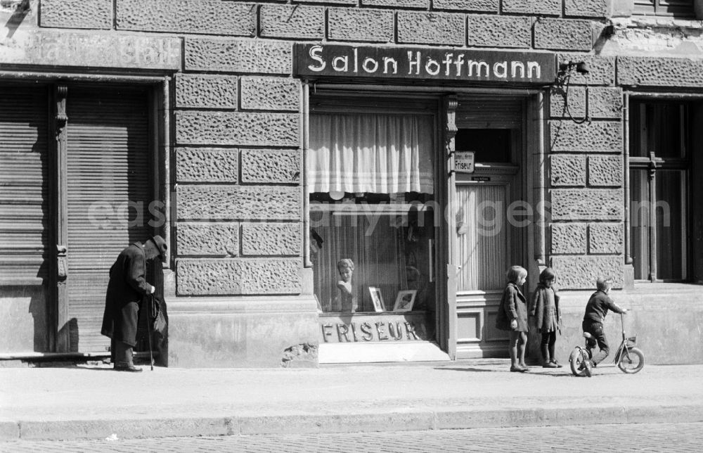 GDR photo archive: Berlin - Hairdressing salon for ladies and gentlemen in Berlin, the former capital of the GDR, German Democratic Republic