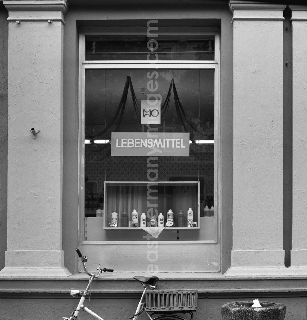 GDR picture archive: Bautzen - Entrance area and shop window of a retail store HO Lebensmittel on street Fleischmarkt in Bautzen, Saxony on the territory of the former GDR, German Democratic Republic