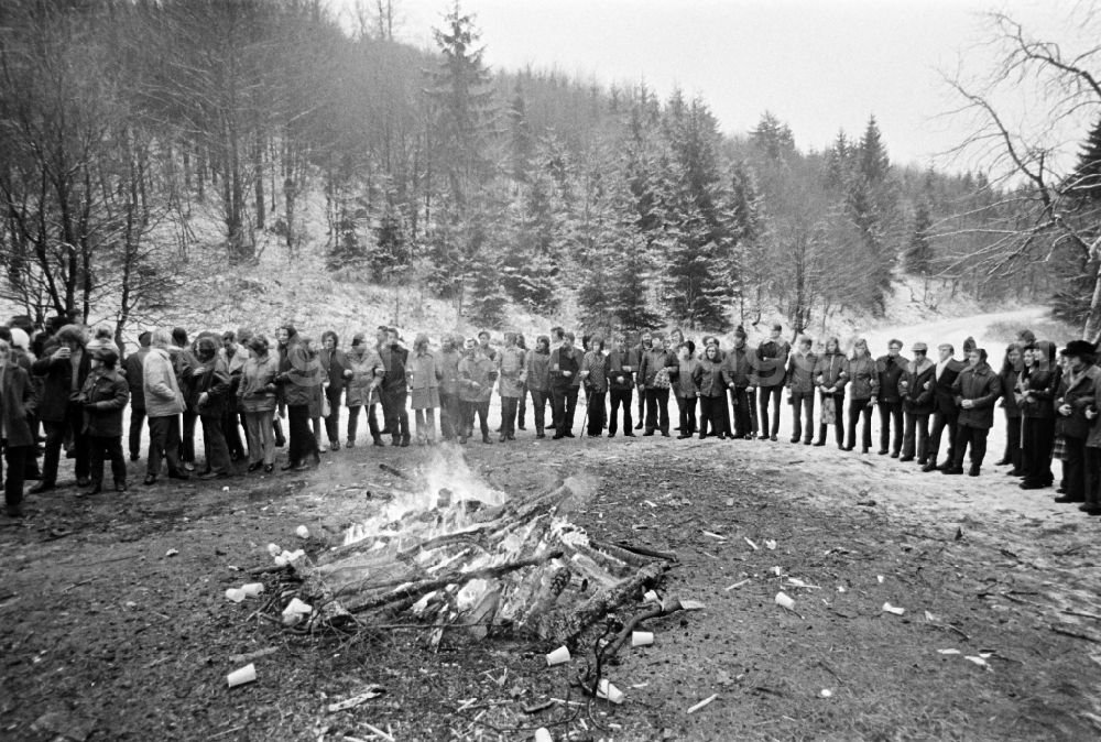 GDR photo archive: Schmiedefeld am Rennsteig - Members of the Polish Landjugend are standing in a circle around a campfire. They are on a trip to Schmiedefeld am Rennsteig on the territory of the former GDR, German Democratic Republic