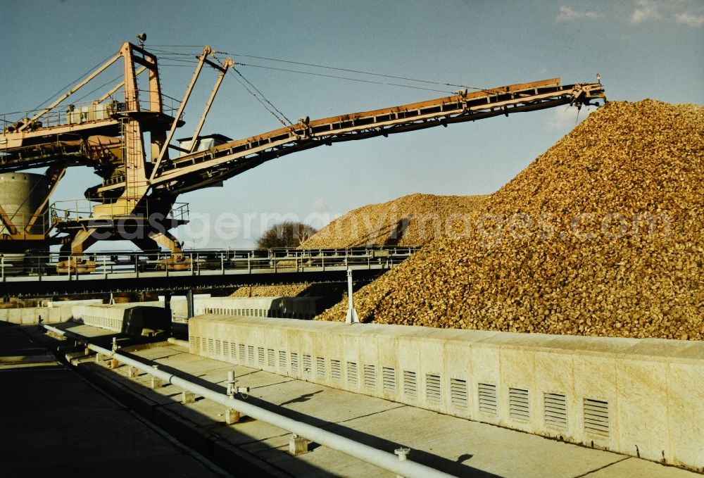 GDR photo archive: Güstrow - Sugar beet storage for the production and manufacture of sugar, syrup, molasses and lime fertilizer VEB Zuckerfabrik Nordkristall Guestrow in Guestrow in the state of Mecklenburg-Western Pomerania in the area of the former GDR, German Democratic Republic