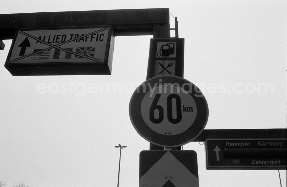 GDR picture archive: - Land Brandenburg Autobahnzeichen für US-Militär ausgestrichen Umschlagnummer: 7325
