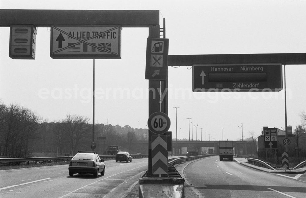 GDR image archive: - Land Brandenburg Autobahnzeichen für US-Militär ausgestrichen Umschlagnummer: 7325