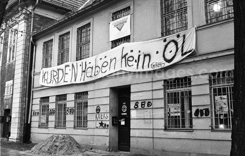 GDR image archive: - Land Brandenburg Kurden haben kein Öl Lösung am Haus der Demokratie Umschlag:7379