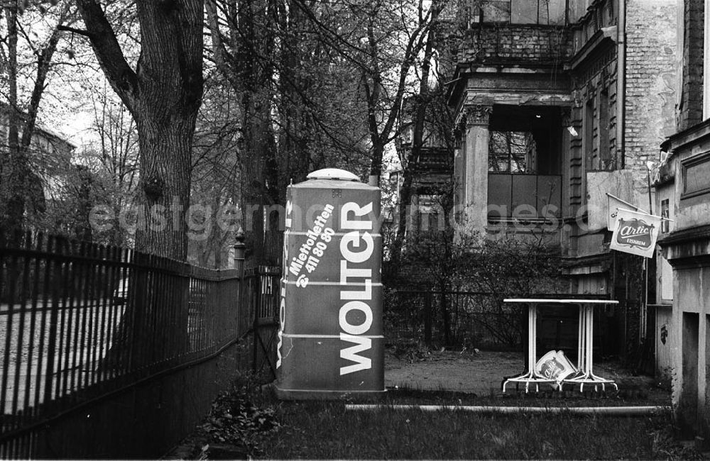 GDR photo archive: - Land Brandenburg Toilette wieder auf dem Hof Lösung am Haus der Demokratie Umschlag:7379