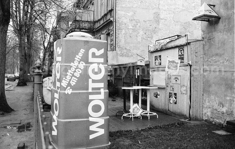 GDR picture archive: - Land Brandenburg Toilette wieder auf dem Hof Lösung am Haus der Demokratie Umschlag:7379