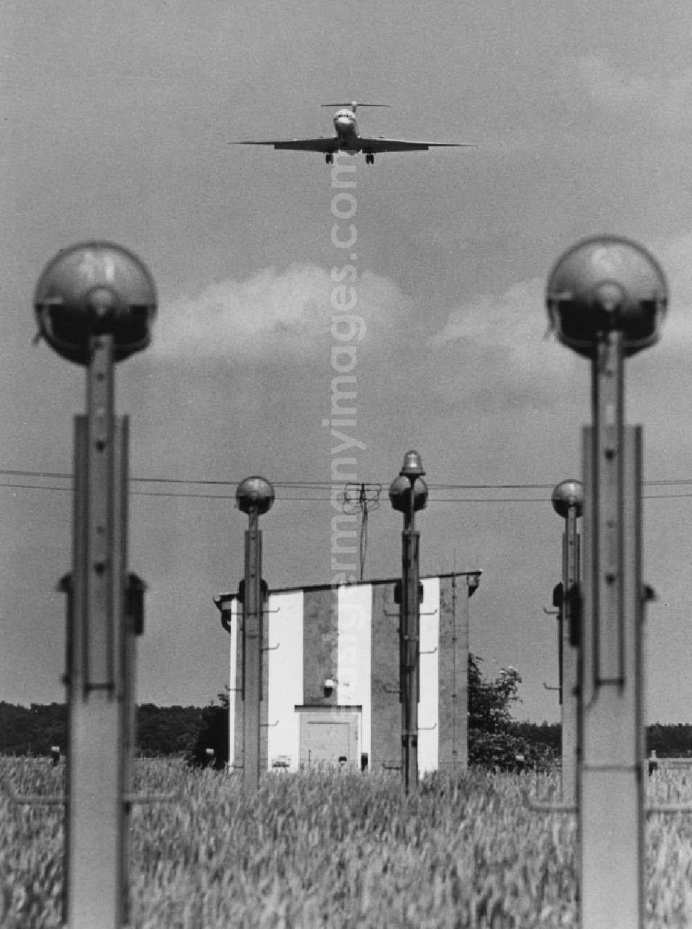 GDR image archive: Schönefeld - Landing of an IL-62 in Schoenefeld in Brandenburg
