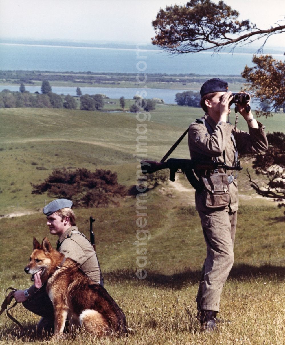 Sassnitz: Landside border control of the Baltic Sea coast by members of the border brigade Coast of East German border guards. Here to see a pair of guards, equipped with machine gun AK-47