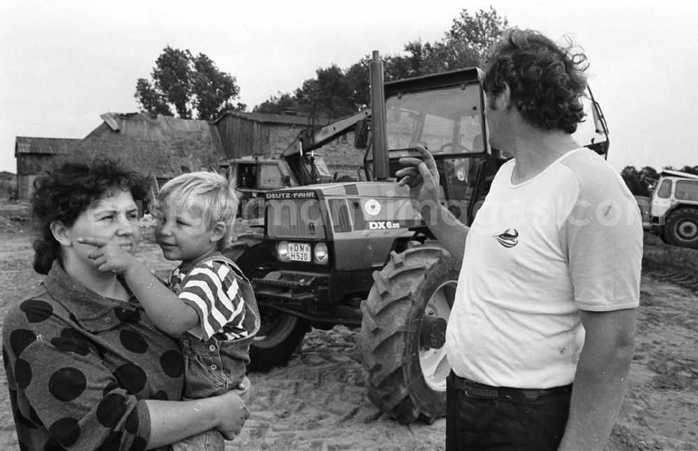 GDR photo archive: Demmin - Landwirtschaftsreportagen im Kreis Demmin 5.8. 92 Lange Umschlag 109