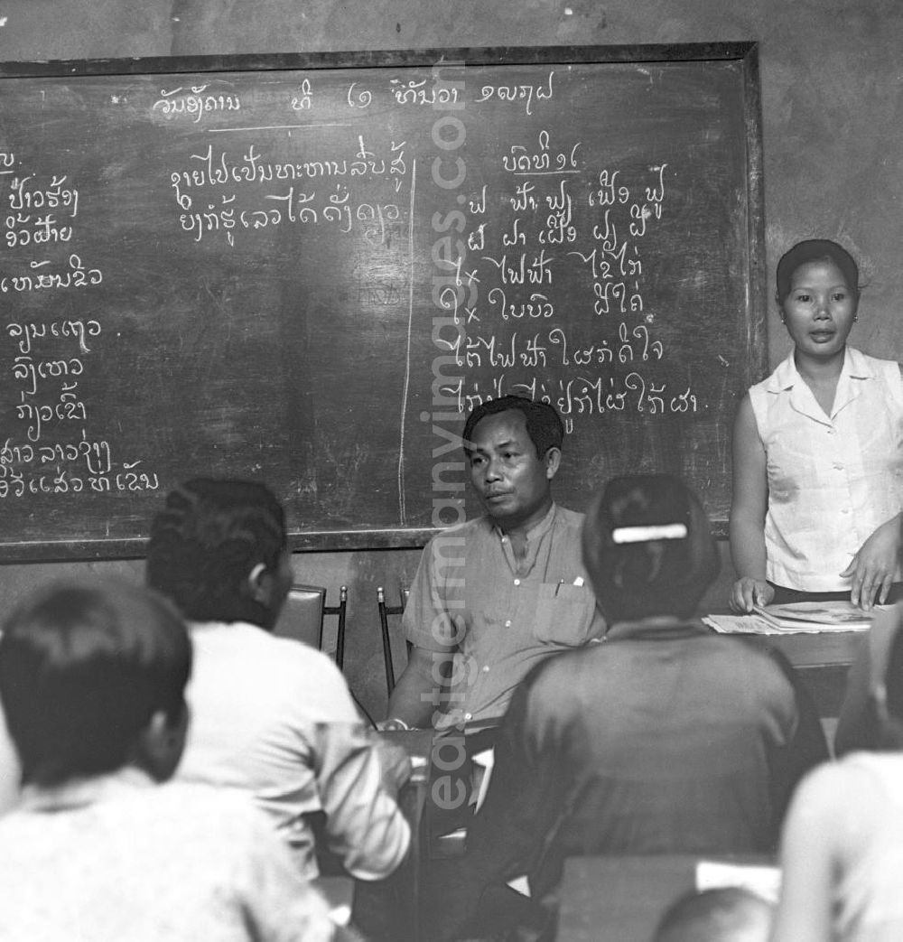 GDR photo archive: Vientiane - Laoten lernen in einer Schule schreiben und lesen. Nach der Gründung der Volksrepublik Laos im Dezember 1975 wurde das Schulsystem von der neuen kommunistischen Regierung in Laos wieder aufgebaut, um dem in der Bevölkerung weit verbreiteten Analphabetismus entgegenzuwirken.