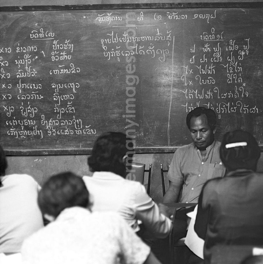 GDR image archive: Vientiane - Laoten lernen in einer Schule schreiben und lesen. Nach der Gründung der Volksrepublik Laos im Dezember 1975 wurde das Schulsystem von der neuen kommunistischen Regierung in Laos wieder aufgebaut, um dem in der Bevölkerung weit verbreiteten Analphabetismus entgegenzuwirken.