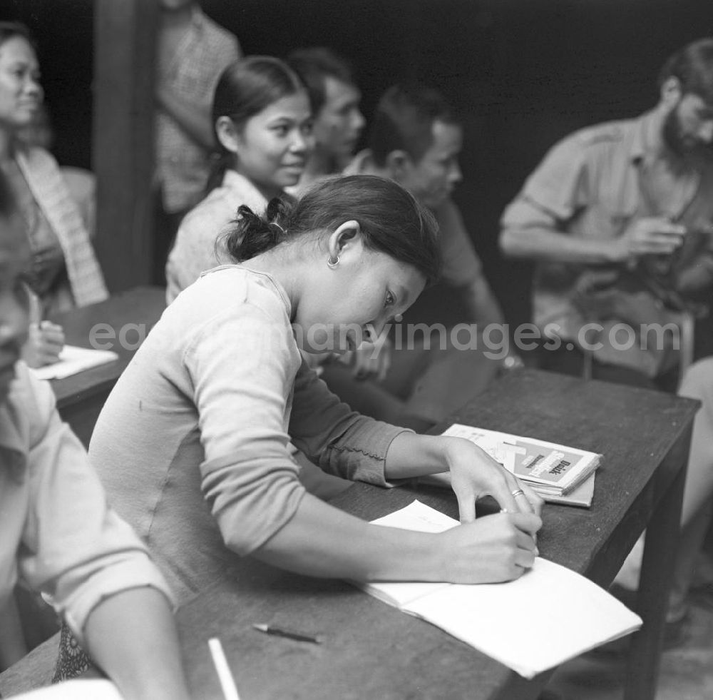 GDR photo archive: Vientiane - Frauen lernen in einer Schule schreiben und lesen. Nach der Gründung der Volksrepublik Laos im Dezember 1975 wurde das Schulsystem von der neuen kommunistischen Regierung in Laos wieder aufgebaut, um dem in der Bevölkerung weit verbreiteten Analphabetismus entgegenzuwirken.