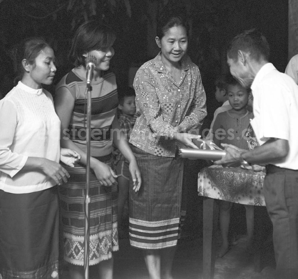 GDR photo archive: Vientiane - Frauen erhalten ihr Diplom für das erfolgreiche Lernen von Lesen und Schreiben in der Demokratischen Volksrepublik Laos. Nach der Gründung der Volksrepublik Laos im Dezember 1975 wurde das Schulsystem von der neuen kommunistischen Regierung in Laos wieder aufgebaut, um dem in der Bevölkerung weit verbreiteten Analphabetismus entgegenzuwirken.