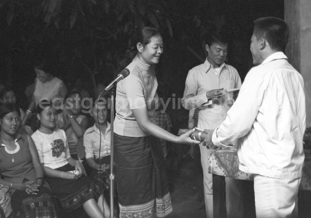 Vientiane: Frauen erhalten ihr Diplom für das erfolgreiche Lernen von Lesen und Schreiben in der Demokratischen Volksrepublik Laos. Nach der Gründung der Volksrepublik Laos im Dezember 1975 wurde das Schulsystem von der neuen kommunistischen Regierung in Laos wieder aufgebaut, um dem in der Bevölkerung weit verbreiteten Analphabetismus entgegenzuwirken.