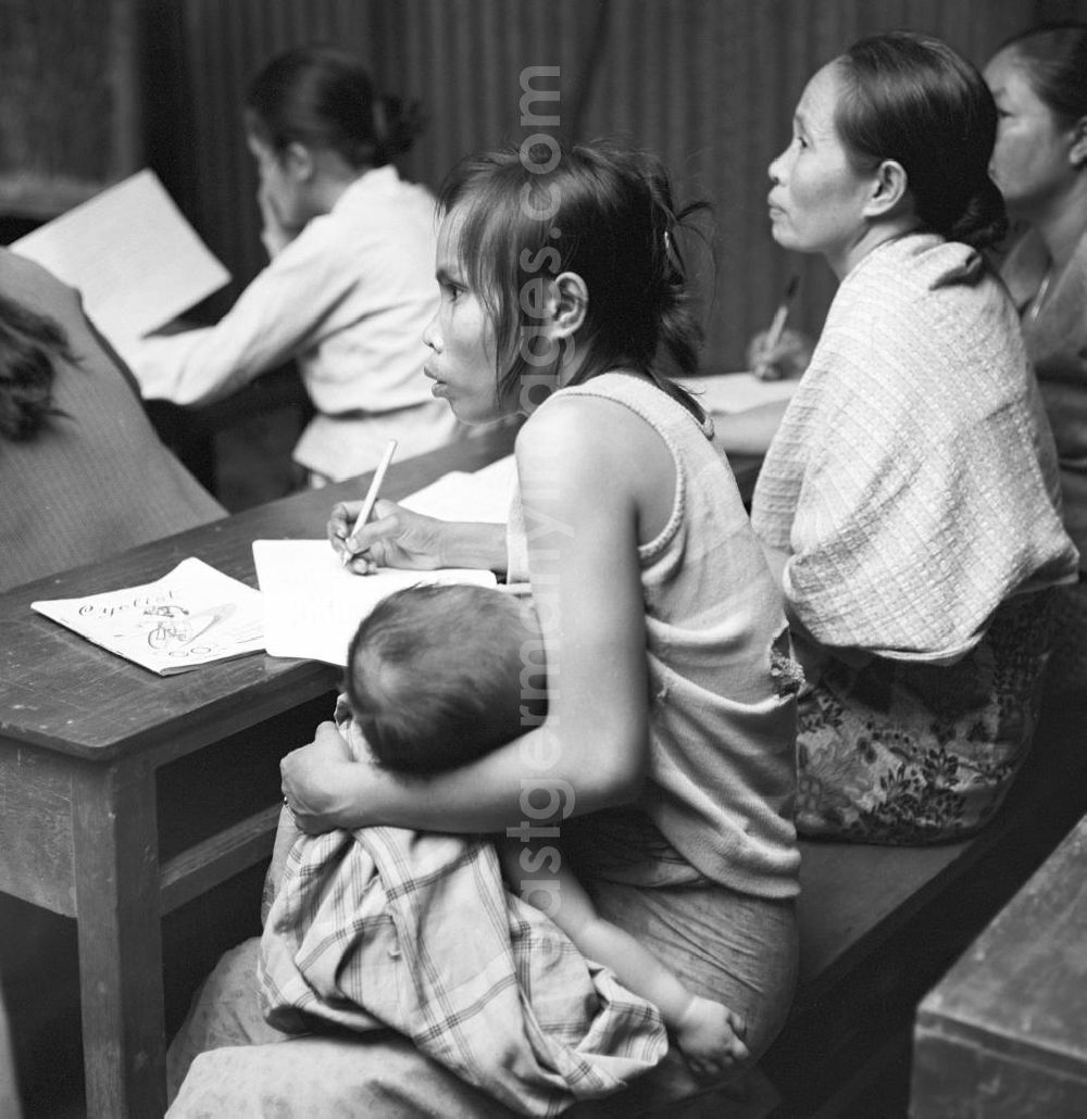 GDR image archive: Vientiane - Frauen lernen in einer Schule schreiben und lesen. Nach der Gründung der Volksrepublik Laos im Dezember 1975 wurde das Schulsystem von der neuen kommunistischen Regierung in Laos wieder aufgebaut, um dem in der Bevölkerung weit verbreiteten Analphabetismus entgegenzuwirken.