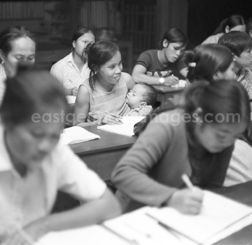 GDR picture archive: Vientiane - Frauen lernen in einer Schule schreiben und lesen. Nach der Gründung der Volksrepublik Laos im Dezember 1975 wurde das Schulsystem von der neuen kommunistischen Regierung in Laos wieder aufgebaut, um dem in der Bevölkerung weit verbreiteten Analphabetismus entgegenzuwirken.
