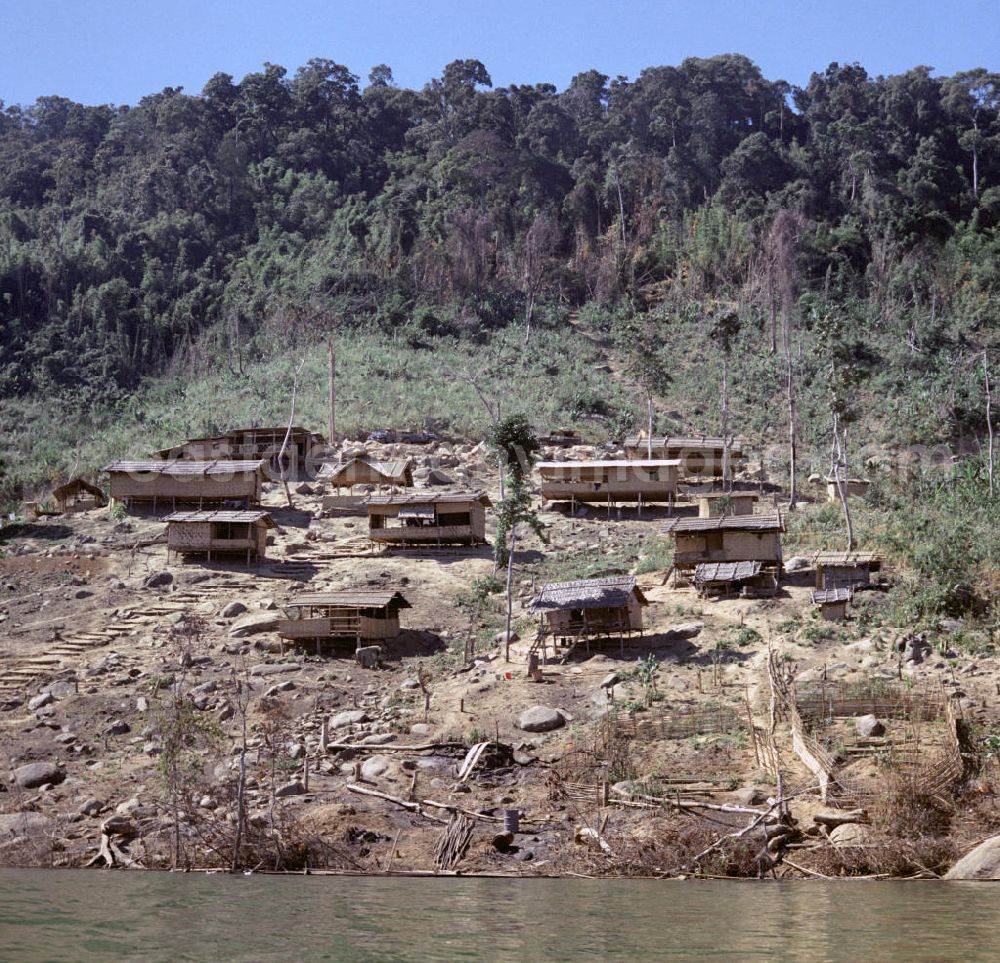 GDR photo archive: Ang Nam Ngum - Hütten auf der Fraueninsel Don Nang im Nam-Ngum-Stausee in der Demokratischen Volksrepublik Laos. Das Nam Ngum Reservoir entstand mit der Fertigstellung des gleichnamigen Staudamms im Jahr 1971. Die im See liegenden Inseln dienten in den 7