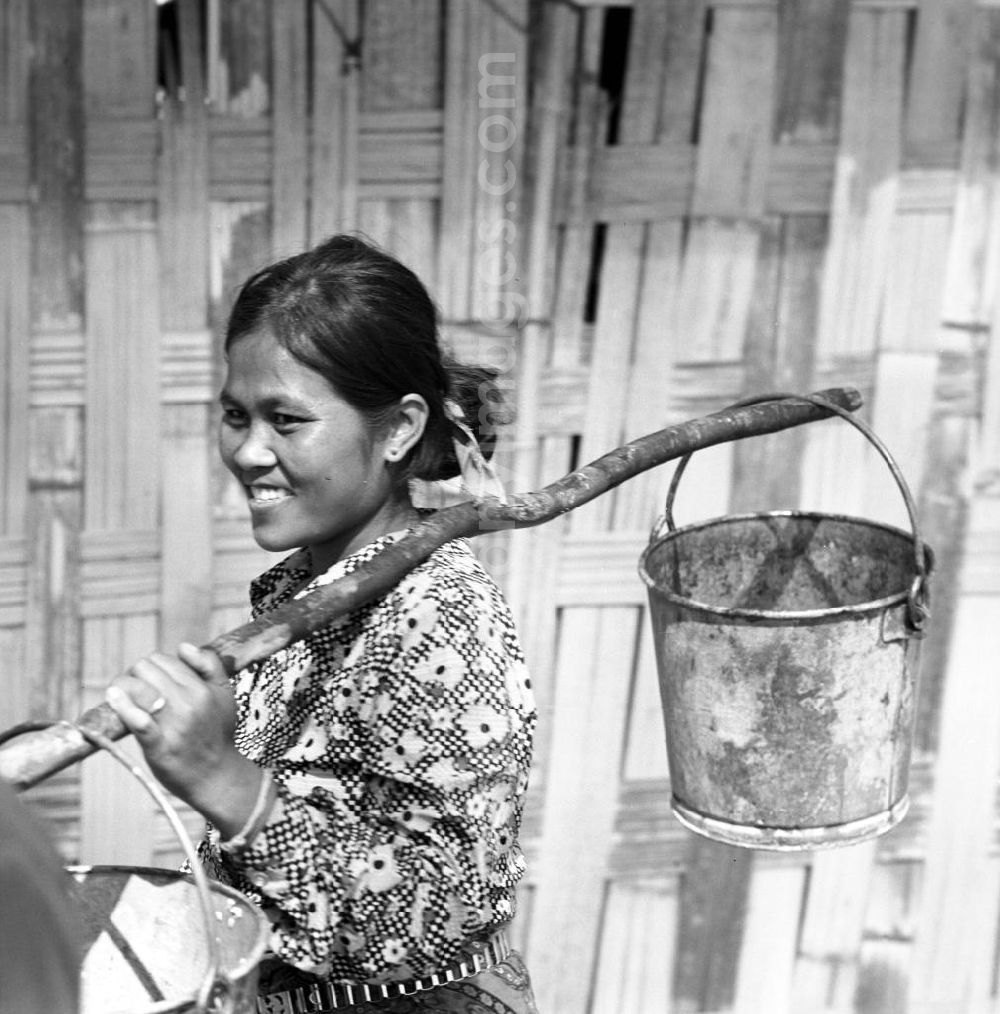 Ang Nam Ngum: Frauen auf der Fraueninsel Don Nang im Nam-Ngum-Stausee in der Demokratischen Volksrepublik Laos. Das Nam Ngum Reservoir entstand mit der Fertigstellung des gleichnamigen Staudamms im Jahr 1971. Die im See liegenden Inseln dienten in den 7