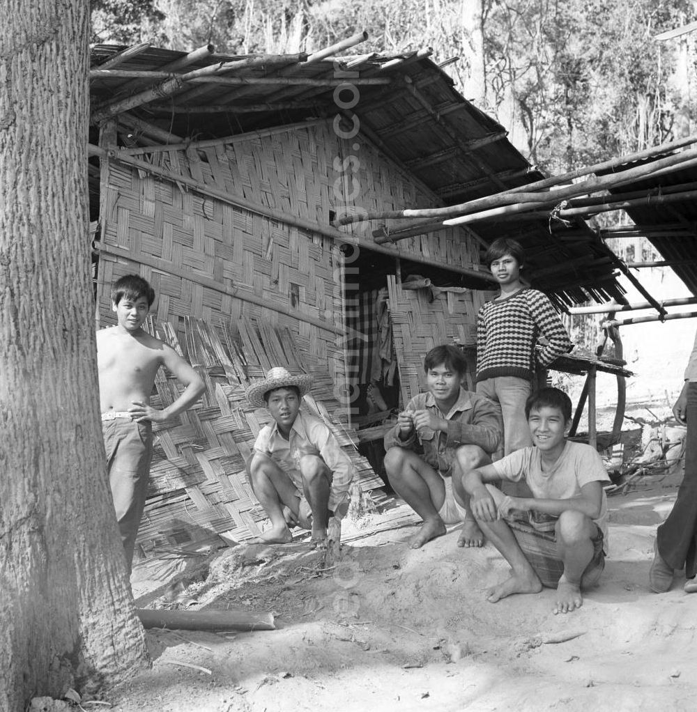 GDR image archive: Ang Nam Ngum - Männer auf der Männerinsel Don Thao im Nam-Ngum-Stausee in der Demokratischen Volksrepublik Laos. Das Nam Ngum Reservoir entstand mit der Fertigstellung des gleichnamigen Staudamms im Jahr 1971. Die im See liegenden Inseln dienten in den 7