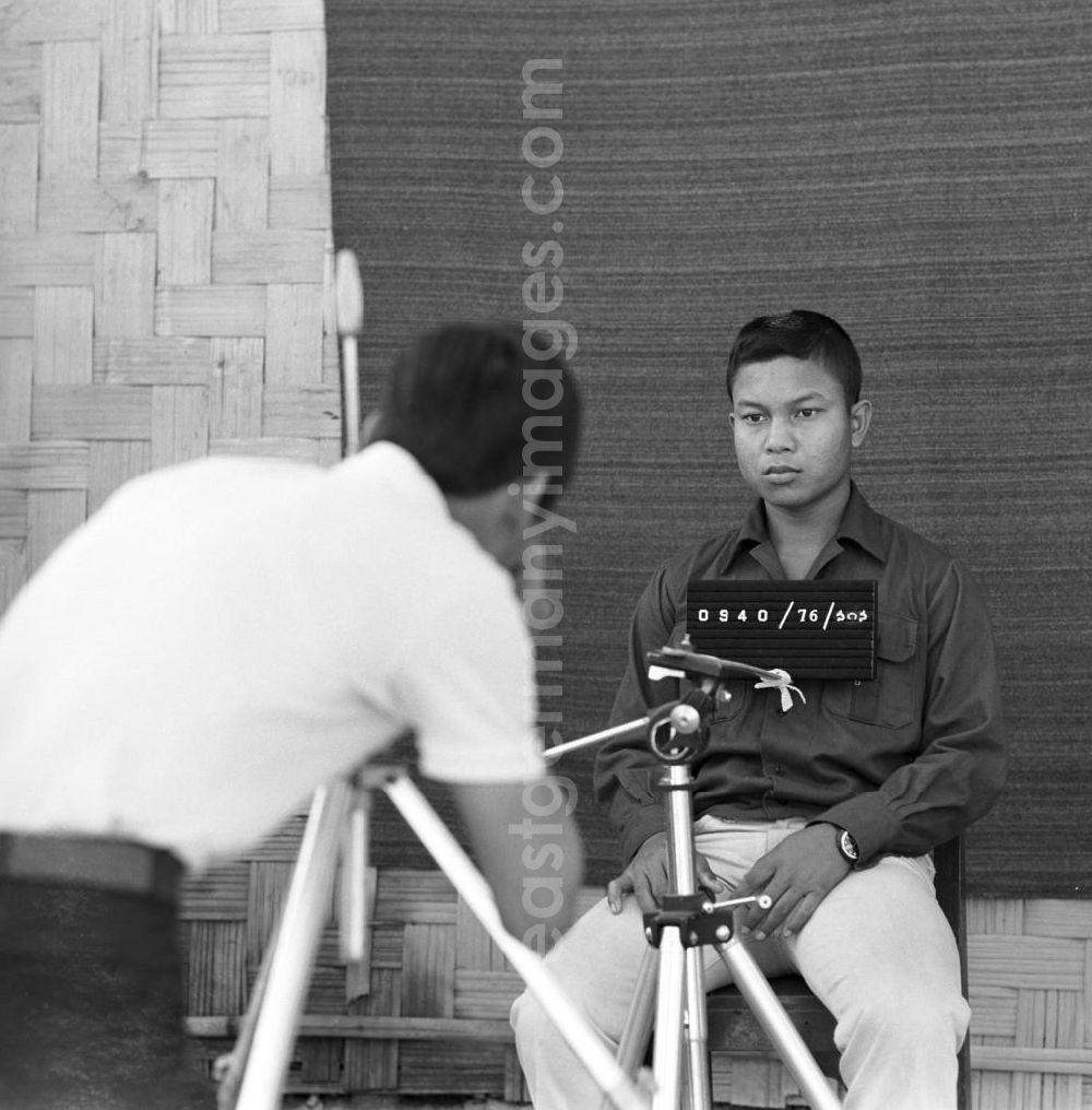 GDR photo archive: Ang Nam Ngum - Männer auf der Männerinsel Don Thao im Nam-Ngum-Stausee in der Demokratischen Volksrepublik Laos. Das Nam Ngum Reservoir entstand mit der Fertigstellung des gleichnamigen Staudamms im Jahr 1971. Die im See liegenden Inseln dienten in den 7