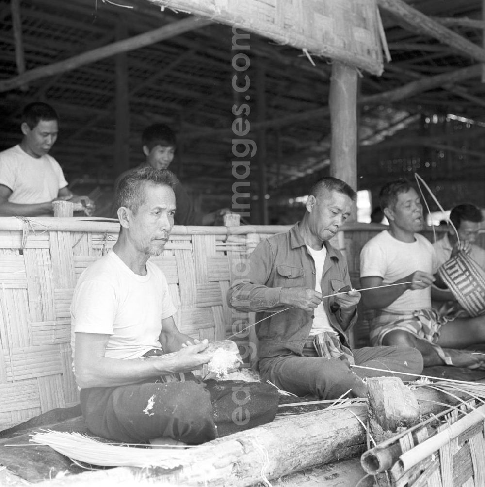 Ang Nam Ngum: Männer auf der Männerinsel Don Thao im Nam-Ngum-Stausee in der Demokratischen Volksrepublik Laos. Das Nam Ngum Reservoir entstand mit der Fertigstellung des gleichnamigen Staudamms im Jahr 1971. Die im See liegenden Inseln dienten in den 7