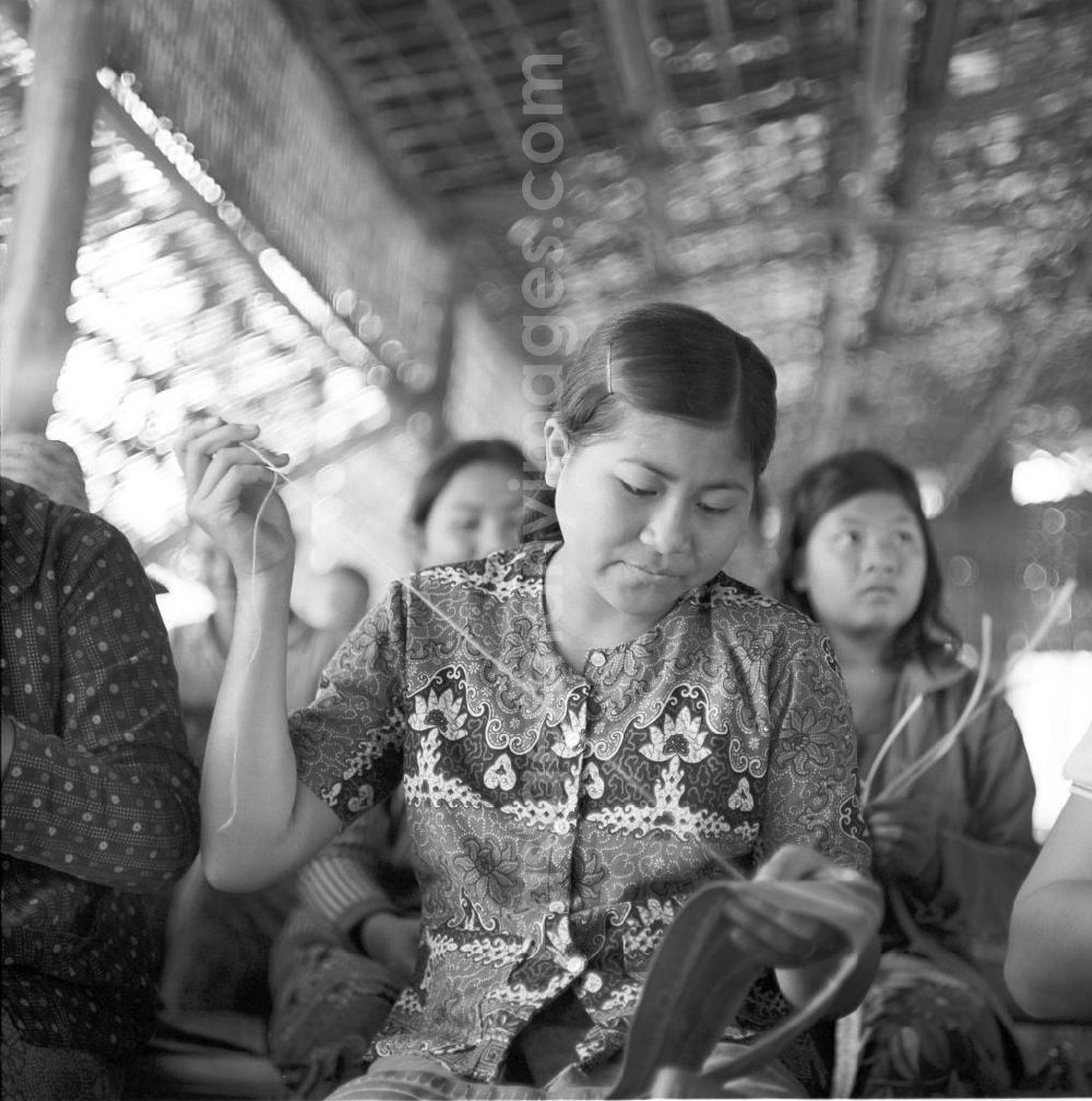 GDR photo archive: Ang Nam Ngum - Frauen auf der Fraueninsel, Don Nang, im Nam-Ngum-Stausee in der Demokratischen Volksrepublik Laos. Das Nam Ngum Reservoir entstand mit der Fertigstellung des gleichnamigen Staudamms im Jahr 1971. Die im See liegenden Inseln dienten in den 7