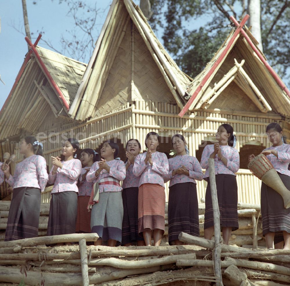 Ang Nam Ngum: Frauen auf der Fraueninsel, Don Nang, im Nam-Ngum-Stausee in der Demokratischen Volksrepublik Laos. Das Nam Ngum Reservoir entstand mit der Fertigstellung des gleichnamigen Staudamms im Jahr 1971. Die im See liegenden Inseln dienten in den 7