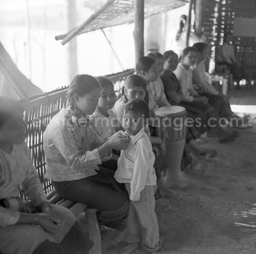 GDR image archive: Ang Nam Ngum - Frauen auf der Fraueninsel, Don Nang, im Nam-Ngum-Stausee in der Demokratischen Volksrepublik Laos. Das Nam Ngum Reservoir entstand mit der Fertigstellung des gleichnamigen Staudamms im Jahr 1971. Die im See liegenden Inseln dienten in den 7