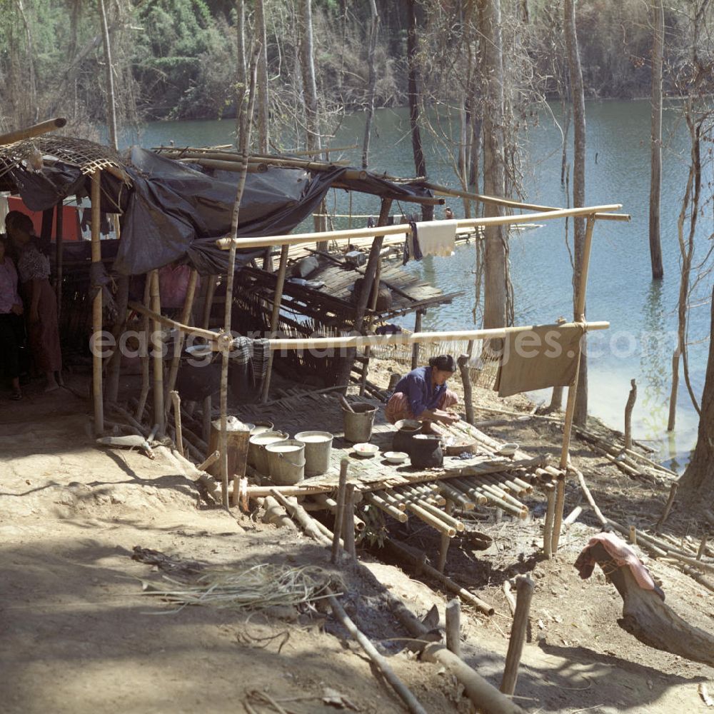 Ang Nam Ngum: Frauen auf der Fraueninsel, Don Nang, im Nam-Ngum-Stausee in der Demokratischen Volksrepublik Laos. Das Nam Ngum Reservoir entstand mit der Fertigstellung des gleichnamigen Staudamms im Jahr 1971. Die im See liegenden Inseln dienten in den 7