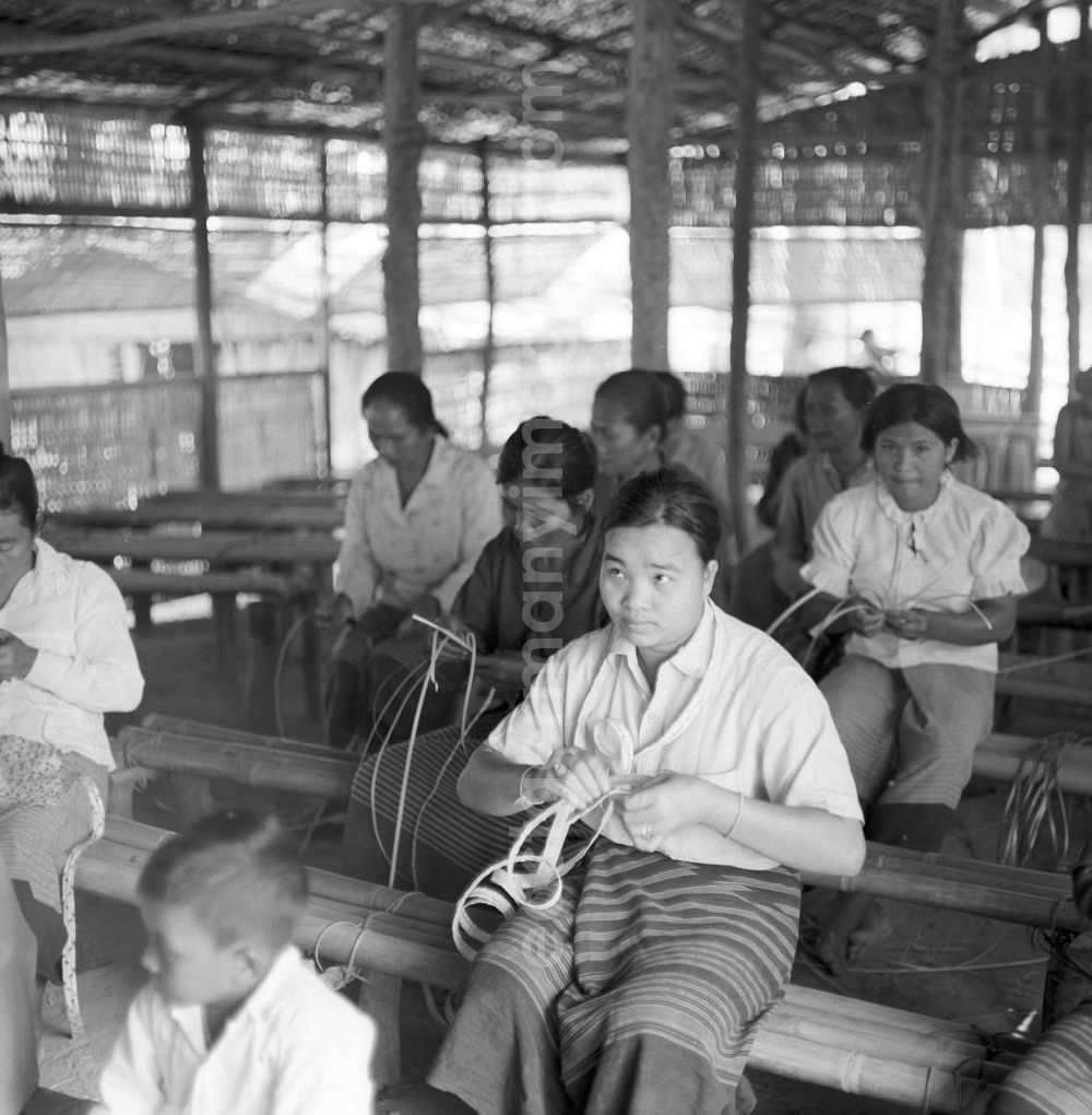 GDR photo archive: Ang Nam Ngum - Frauen auf der Fraueninsel, Don Nang, im Nam-Ngum-Stausee in der Demokratischen Volksrepublik Laos. Das Nam Ngum Reservoir entstand mit der Fertigstellung des gleichnamigen Staudamms im Jahr 1971. Die im See liegenden Inseln dienten in den 7