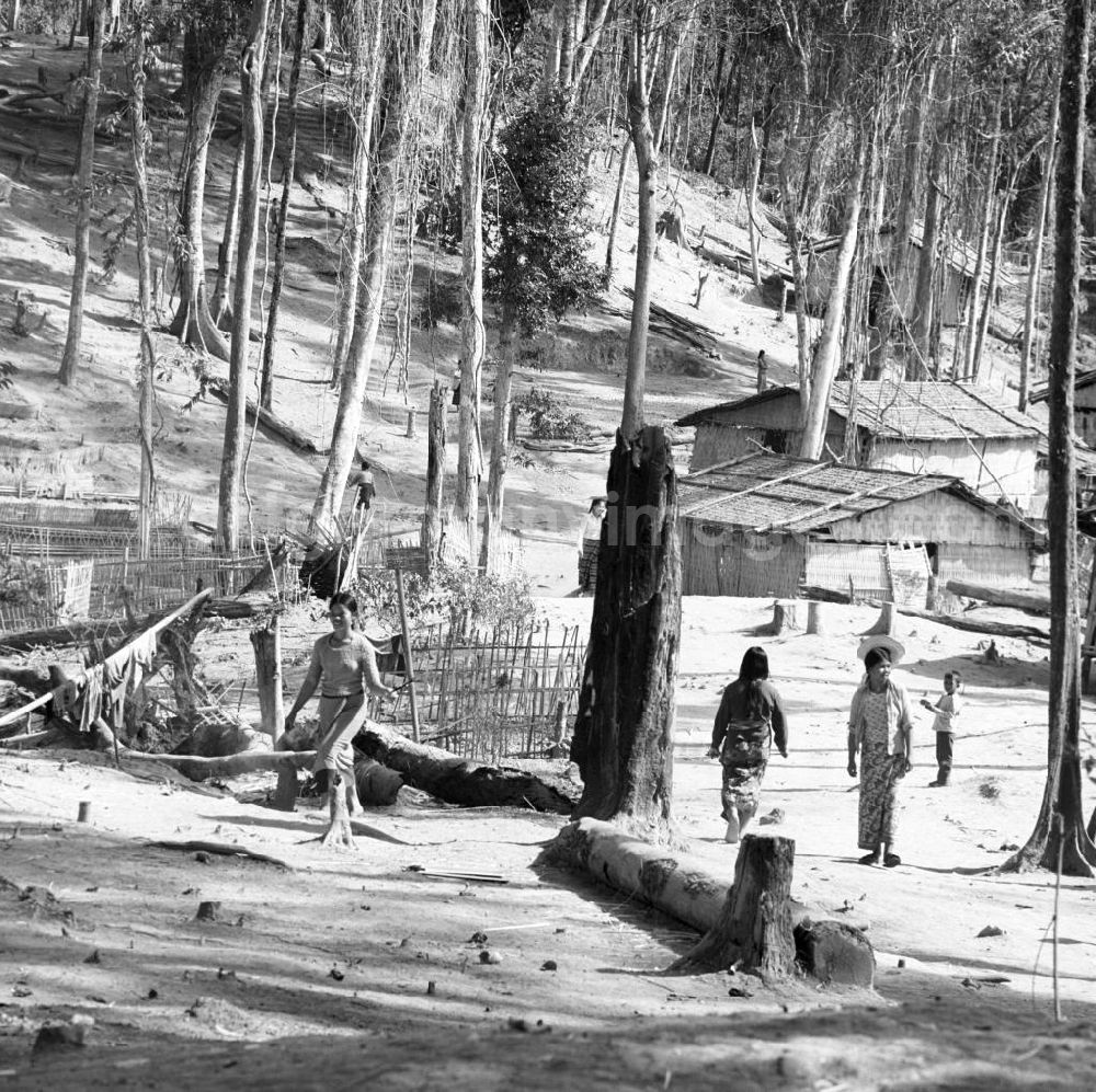 GDR picture archive: Ang Nam Ngum - Frauen auf der Fraueninsel, Don Nang, im Nam-Ngum-Stausee in der Demokratischen Volksrepublik Laos. Das Nam Ngum Reservoir entstand mit der Fertigstellung des gleichnamigen Staudamms im Jahr 1971. Die im See liegenden Inseln dienten in den 7