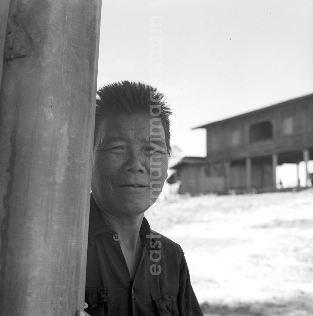 Ang Nam Ngum: Mann auf der Männerinsel, Don Thao, im Nam-Ngum-Stausee in der Demokratischen Volksrepublik Laos. Das Nam Ngum Reservoir entstand mit der Fertigstellung des gleichnamigen Staudamms im Jahr 1971. Die im See liegenden Inseln dienten in den 7