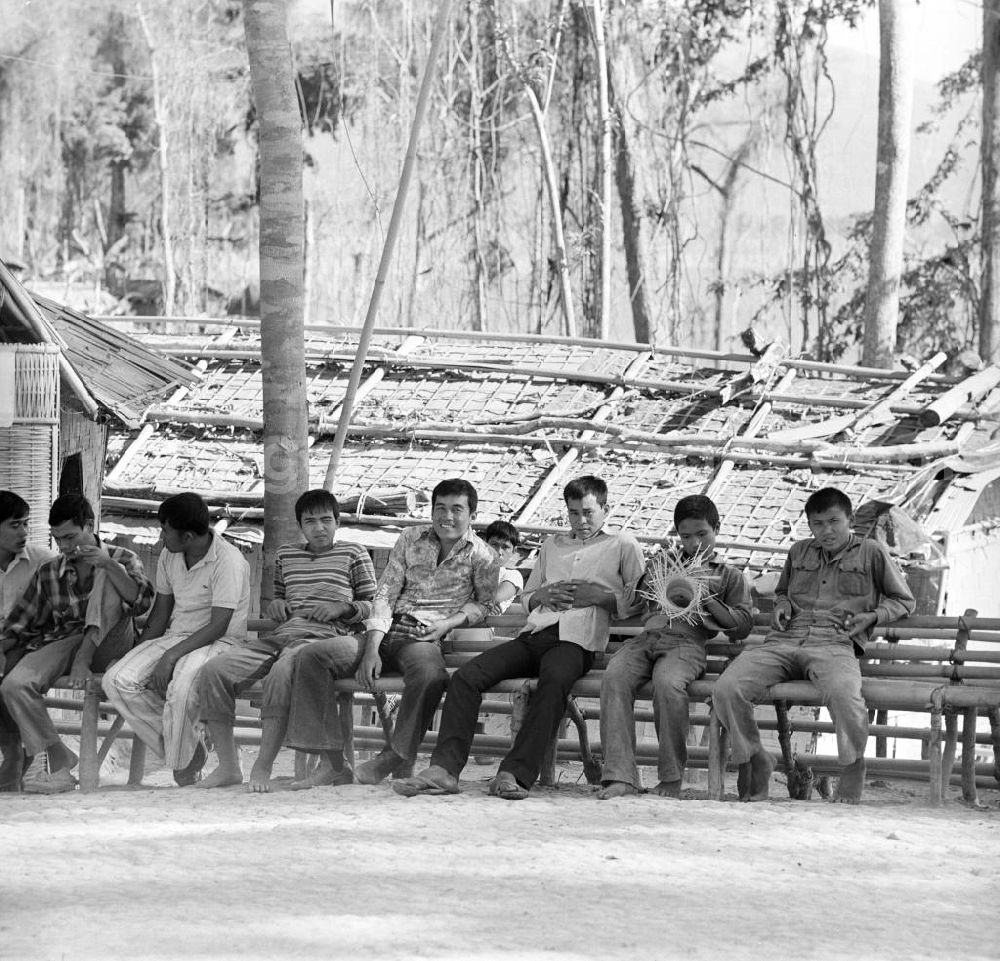 GDR image archive: Ang Nam Ngum - Männer auf der Männerinsel, Don Thao, im Nam-Ngum-Stausee in der Demokratischen Volksrepublik Laos. Das Nam Ngum Reservoir entstand mit der Fertigstellung des gleichnamigen Staudamms im Jahr 1971. Die im See liegenden Inseln dienten in den 7