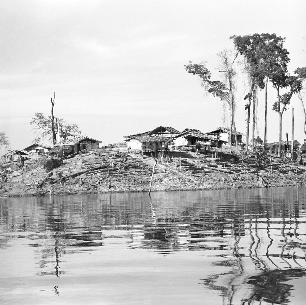 GDR photo archive: Ang Nam Ngum - Hütten auf der Männerinsel, Don Thao, im Nam-Ngum-Stausee in der Demokratischen Volksrepublik Laos. Das Nam Ngum Reservoir entstand mit der Fertigstellung des gleichnamigen Staudamms im Jahr 1971. Die im See liegenden Inseln dienten in den 7