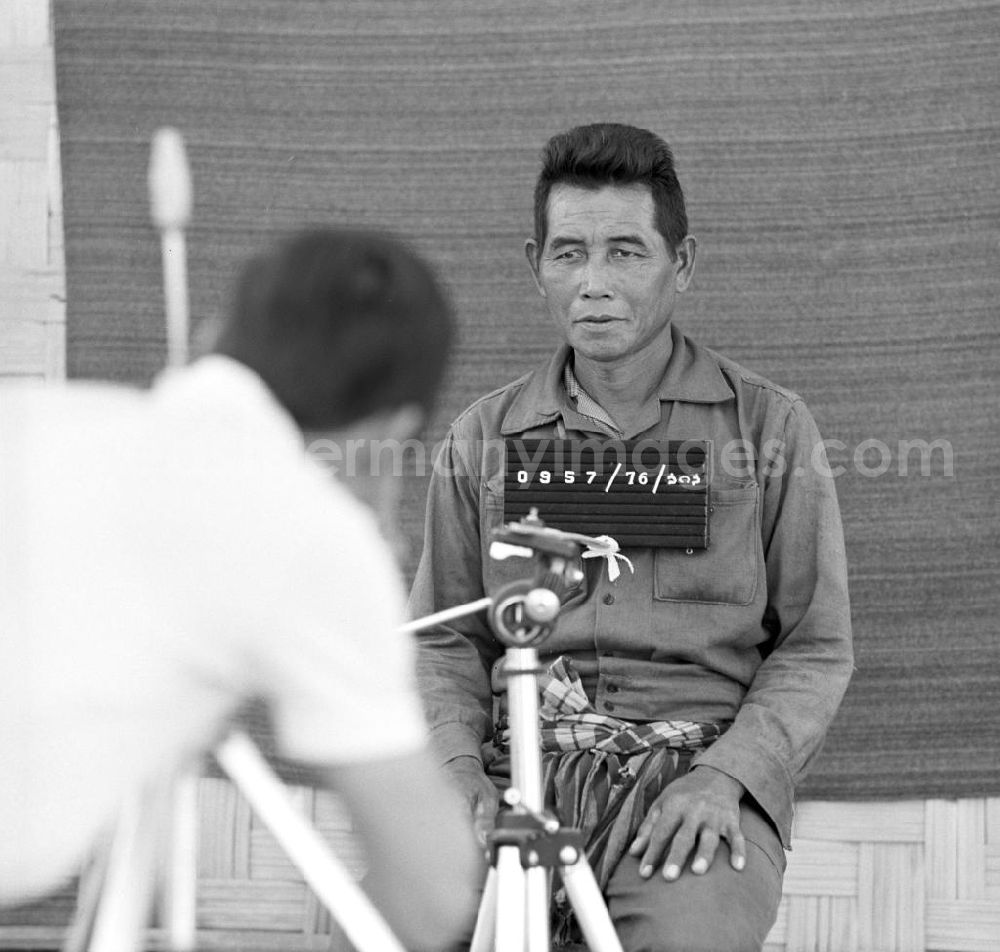 GDR picture archive: Ang Nam Ngum - Männer auf der Männerinsel, Don Thao, im Nam-Ngum-Stausee in der Demokratischen Volksrepublik Laos. Das Nam Ngum Reservoir entstand mit der Fertigstellung des gleichnamigen Staudamms im Jahr 1971. Die im See liegenden Inseln dienten in den 7