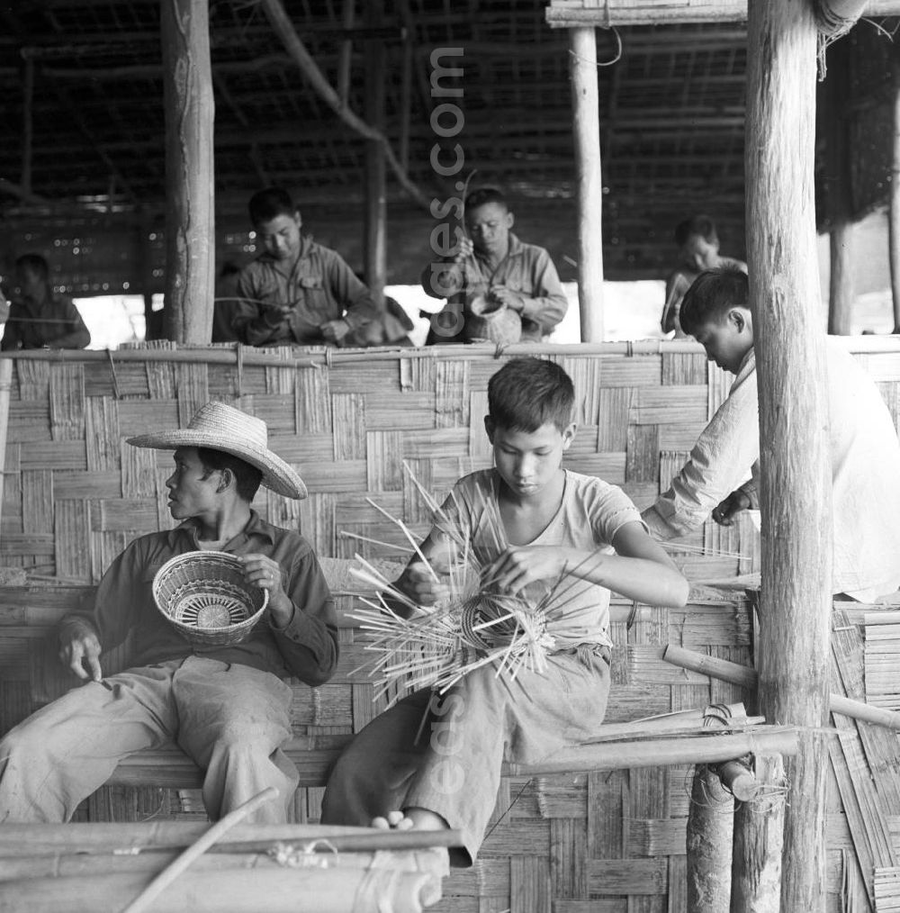 Ang Nam Ngum: Männer auf der Männerinsel, Don Thao, im Nam-Ngum-Stausee in der Demokratischen Volksrepublik Laos. Das Nam Ngum Reservoir entstand mit der Fertigstellung des gleichnamigen Staudamms im Jahr 1971. Die im See liegenden Inseln dienten in den 7
