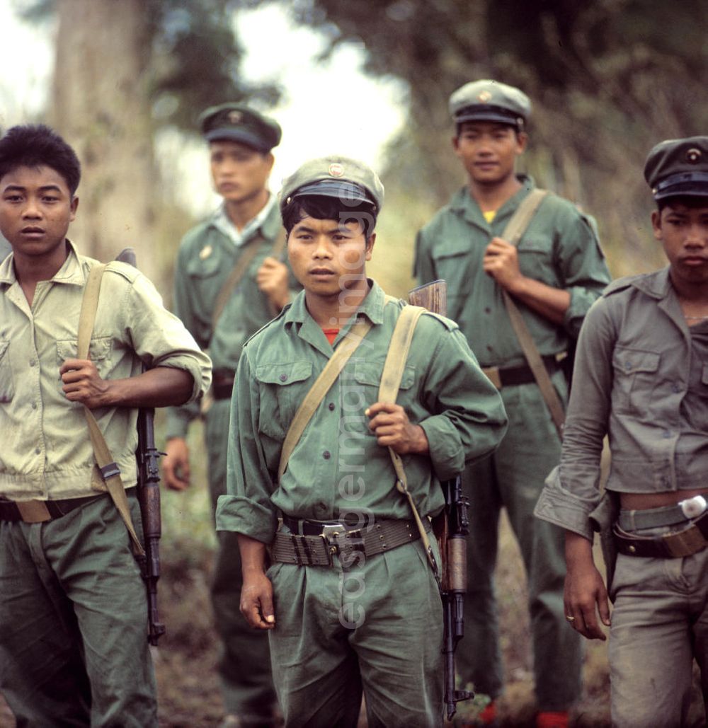 GDR image archive: Nam Ngum - Soldaten der laotischen Armee in der Demokratischen Volksrepublik Laos. Erst ein Jahr zuvor, am 2. Dezember 1975, war durch die kommunistisch geprägten Kräfte die Volksrepublik Laos ausgerufen worden. Die politische und wirtschaftliche Situation blieb aber auch in den Folgejahren unsicher und instabil. Immer wieder kam es zu Rebellionen aus dem Hinterland, die mit Hilfe der Armee und ausländischer, v.a. vietnamesischer, Unterstützung gewaltsam niedergeschlagen wurden.