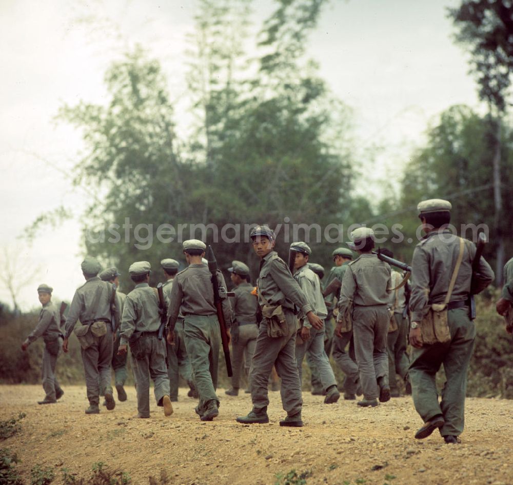 GDR photo archive: Nam Ngum - Soldaten der laotischen Armee in der Demokratischen Volksrepublik Laos. Erst ein Jahr zuvor, am 2. Dezember 1975, war durch die kommunistisch geprägten Kräfte die Volksrepublik Laos ausgerufen worden. Die politische und wirtschaftliche Situation blieb aber auch in den Folgejahren unsicher und instabil. Immer wieder kam es zu Rebellionen aus dem Hinterland, die mit Hilfe der Armee und ausländischer, v.a. vietnamesischer, Unterstützung gewaltsam niedergeschlagen wurden.