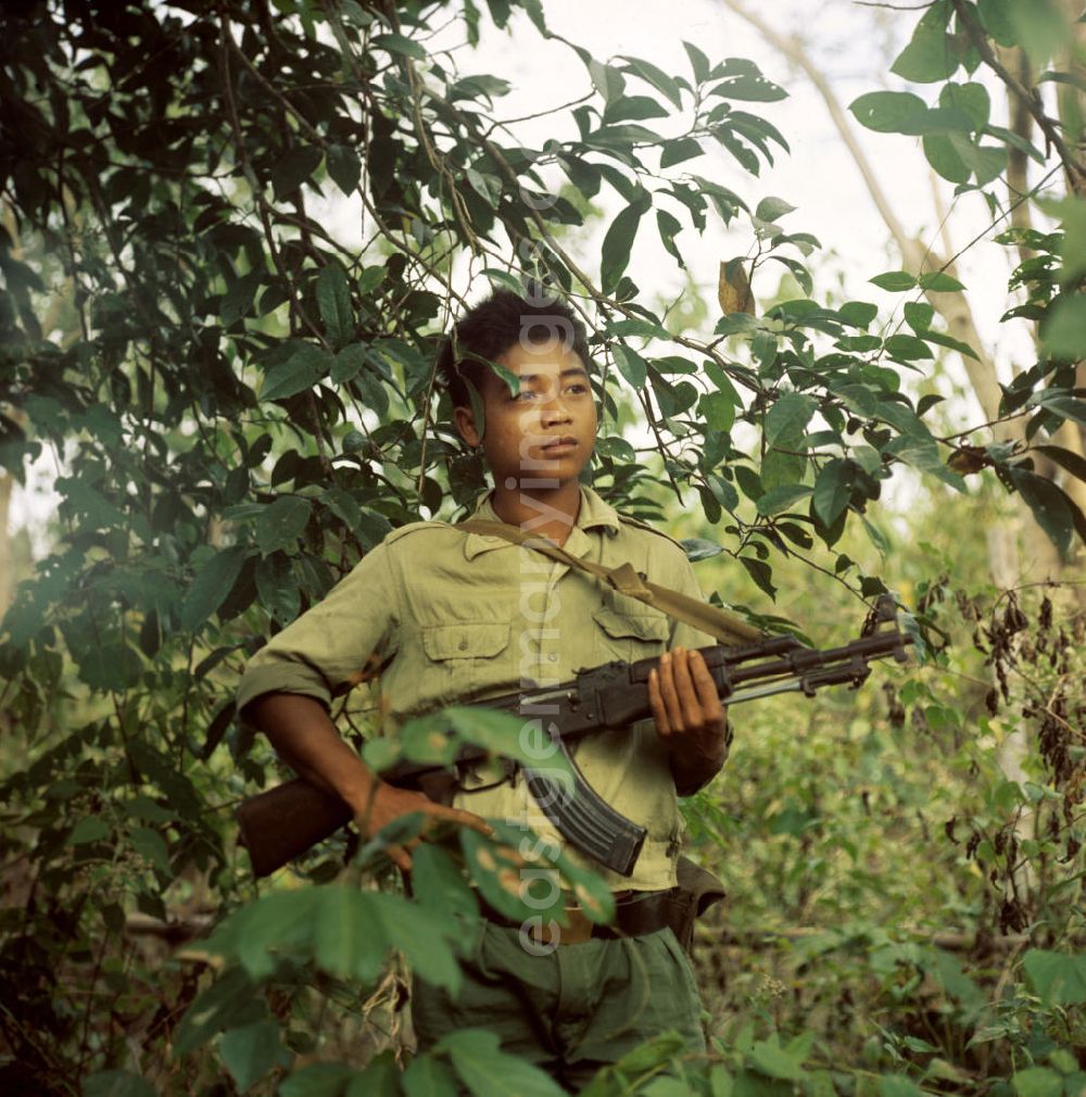 GDR image archive: Nam Ngum - Junger Soldat der laotischen Armee in der Demokratischen Volksrepublik Laos. Erst ein Jahr zuvor, am 2. Dezember 1975, war durch die kommunistisch geprägten Kräfte die Volksrepublik Laos ausgerufen worden. Die politische und wirtschaftliche Situation blieb aber auch in den Folgejahren unsicher und instabil. Immer wieder kam es zu Rebellionen aus dem Hinterland, die mit Hilfe der Armee und ausländischer, v.a. vietnamesischer, Unterstützung gewaltsam niedergeschlagen wurden.