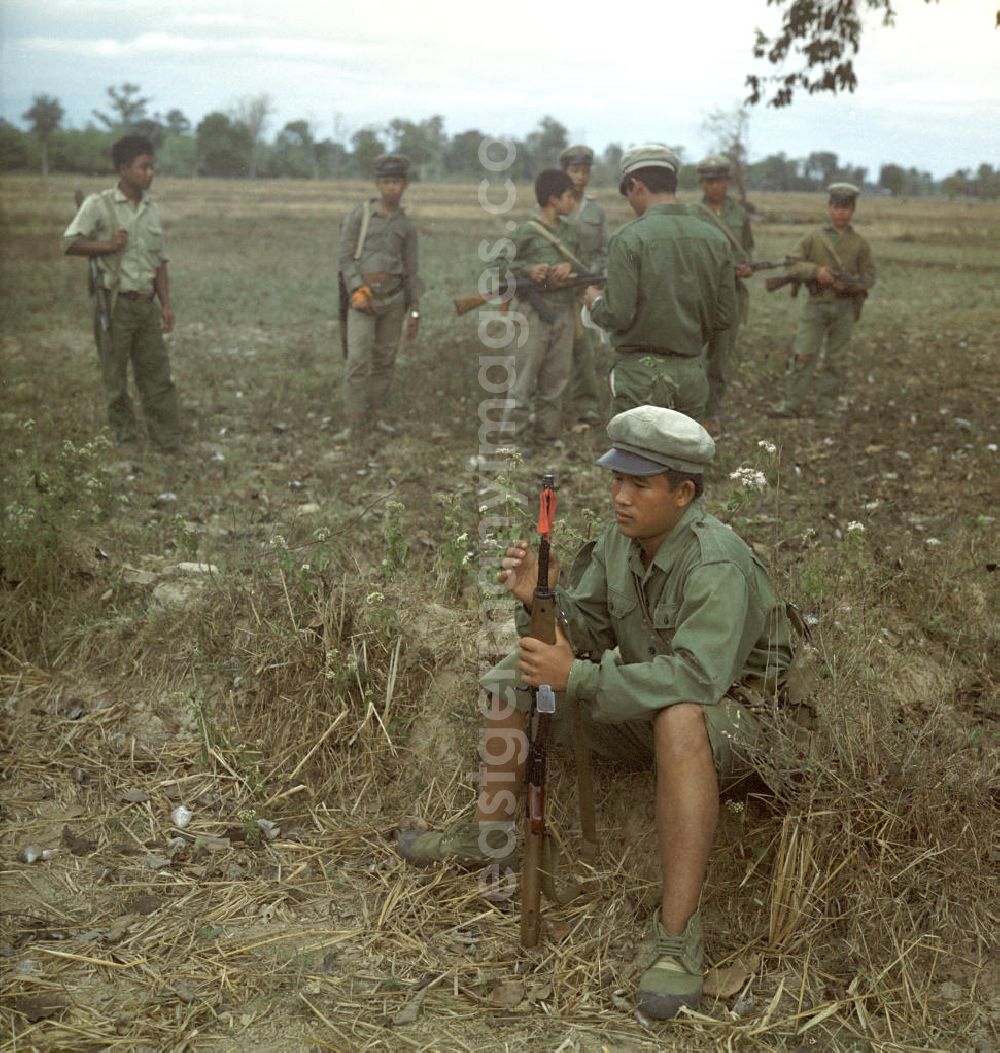 GDR image archive: Nam Ngum - Soldaten der laotischen Armee in der Demokratischen Volksrepublik Laos bei einer Übung. Erst zwei Jahre zuvor, am 2. Dezember 1975, war durch die kommunistisch geprägten Kräfte die Volksrepublik Laos ausgerufen worden. Die politische und wirtschaftliche Situation blieb aber auch in den Folgejahren unsicher und instabil.