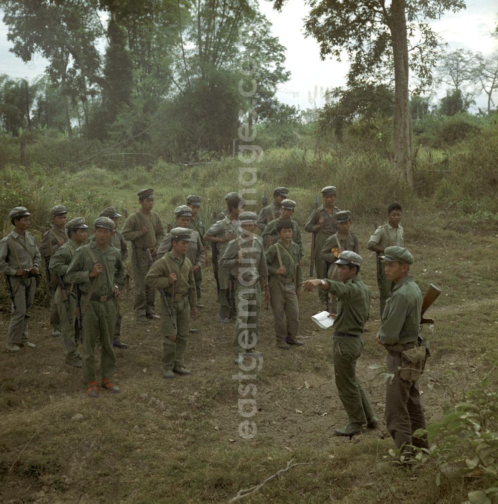 Nam Ngum: Soldaten der laotischen Armee in der Demokratischen Volksrepublik Laos bei einer Übung. Erst zwei Jahre zuvor, am 2. Dezember 1975, war durch die kommunistisch geprägten Kräfte die Volksrepublik Laos ausgerufen worden. Die politische und wirtschaftliche Situation blieb aber auch in den Folgejahren unsicher und instabil.