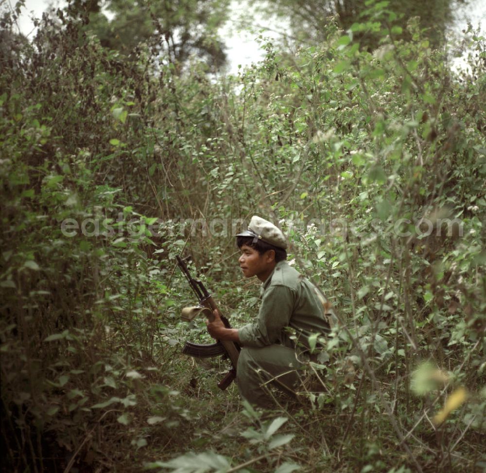 GDR image archive: Nam Ngum - Soldat der laotischen Armee in der Demokratischen Volksrepublik Laos bei einer Übung. Erst zwei Jahre zuvor, am 2. Dezember 1975, war durch die kommunistisch geprägten Kräfte die Volksrepublik Laos ausgerufen worden. Die politische und wirtschaftliche Situation blieb aber auch in den Folgejahren unsicher und instabil.
