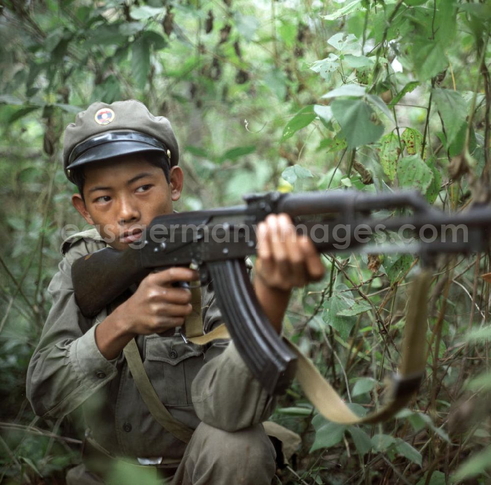 GDR photo archive: Nam Ngum - Junger Soldat der laotischen Armee in der Demokratischen Volksrepublik Laos bei einer Übung. Erst zwei Jahre zuvor, am 2. Dezember 1975, war durch die kommunistisch geprägten Kräfte die Volksrepublik Laos ausgerufen worden. Die politische und wirtschaftliche Situation blieb aber auch in den Folgejahren unsicher und instabil.