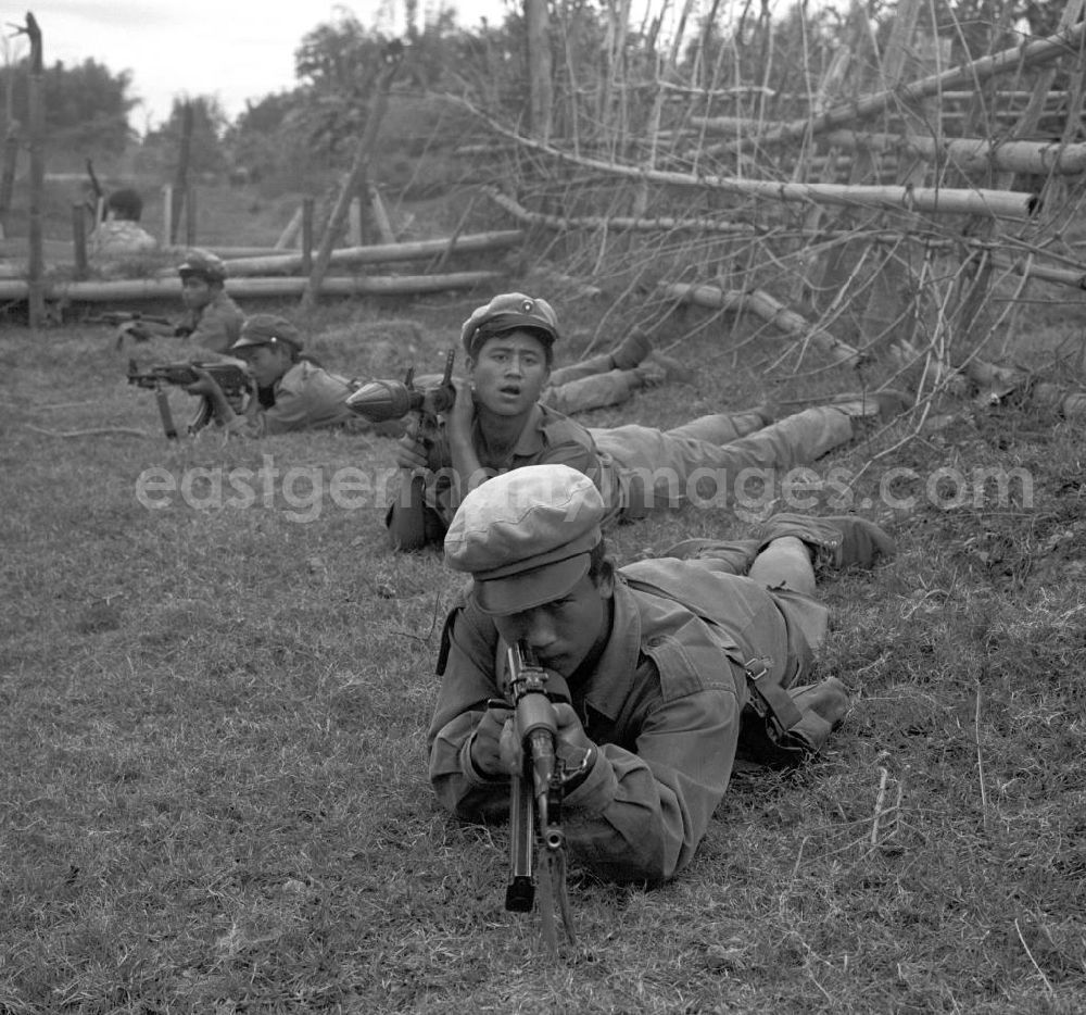 Vientiane: Soldaten der laotischen Armee in der Demokratischen Volksrepublik Laos bei einer Übung. Erst zwei Jahre zuvor, am 2. Dezember 1975, war durch die kommunistisch geprägten Kräfte die Volksrepublik Laos ausgerufen worden. Die politische und wirtschaftliche Situation blieb aber auch in den Folgejahren unsicher und instabil.