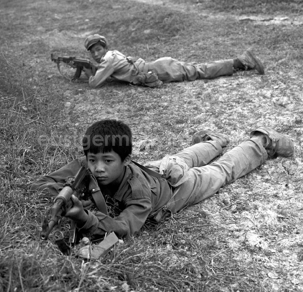 GDR image archive: Vientiane - Kinder-Soldaten der laotischen Armee in der Demokratischen Volksrepublik Laos bei einer Übung. Erst zwei Jahre zuvor, am 2. Dezember 1975, war durch die kommunistisch geprägten Kräfte die Volksrepublik Laos ausgerufen worden. Die politische und wirtschaftliche Situation blieb aber auch in den Folgejahren unsicher und instabil.