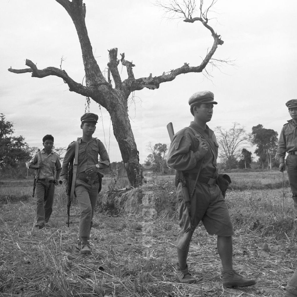 GDR picture archive: Vientiane - Soldaten der laotischen Armee in der Demokratischen Volksrepublik Laos bei einer Übung. Erst zwei Jahre zuvor, am 2. Dezember 1975, war durch die kommunistisch geprägten Kräfte die Volksrepublik Laos ausgerufen worden. Die politische und wirtschaftliche Situation blieb aber auch in den Folgejahren unsicher und instabil.