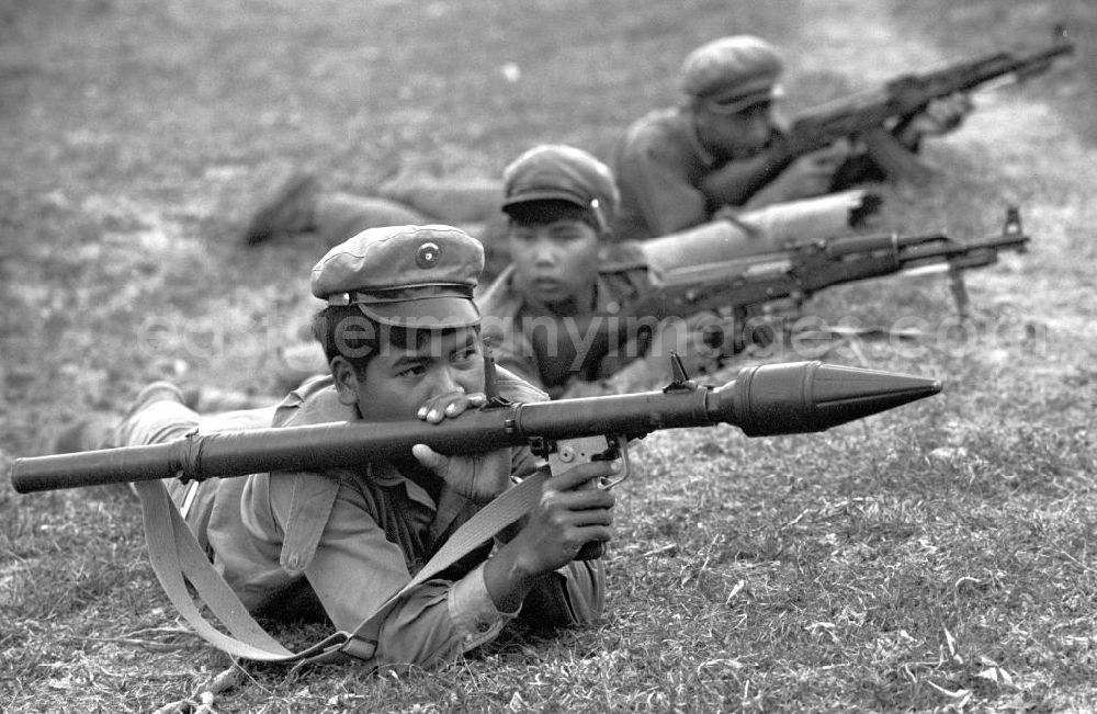 GDR image archive: Vientiane - Soldaten der laotischen Armee in der Demokratischen Volksrepublik Laos bei einer Übung. Erst zwei Jahre zuvor, am 2. Dezember 1975, war durch die kommunistisch geprägten Kräfte die Volksrepublik Laos ausgerufen worden. Die politische und wirtschaftliche Situation blieb aber auch in den Folgejahren unsicher und instabil.