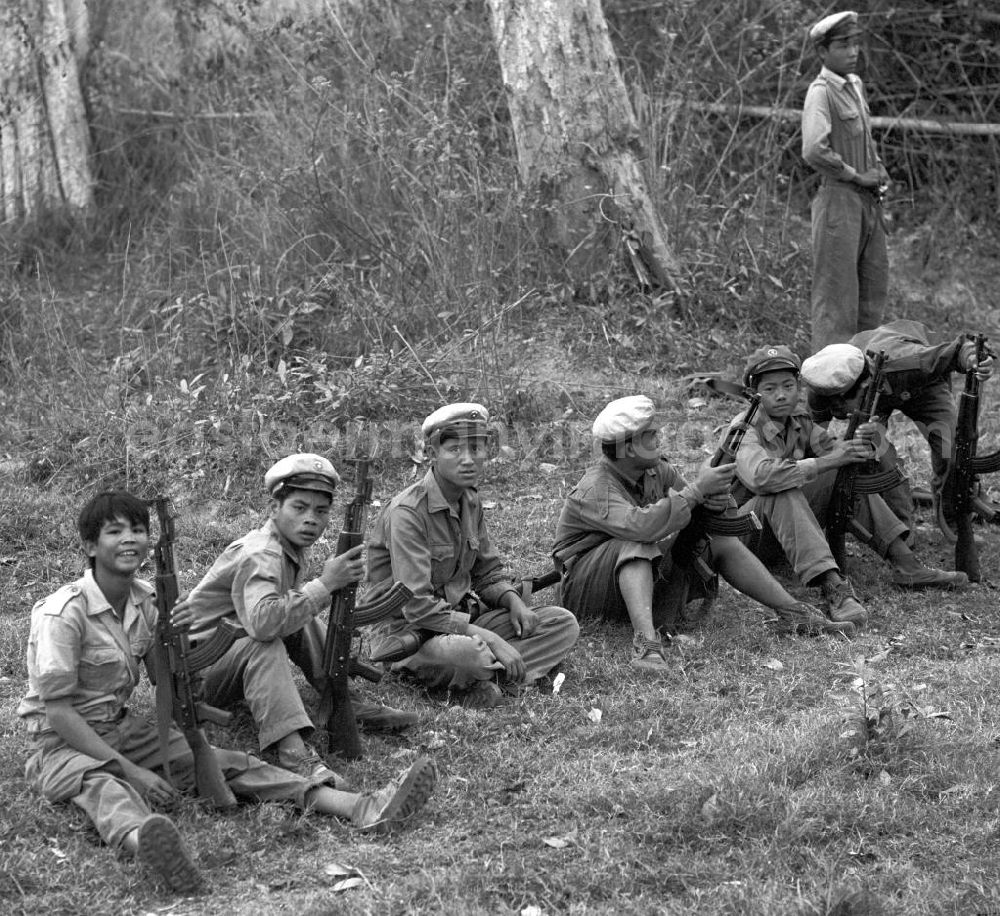 GDR picture archive: Vientiane - Soldaten der laotischen Armee in der Demokratischen Volksrepublik Laos bei einer Übung. Erst zwei Jahre zuvor, am 2. Dezember 1975, war durch die kommunistisch geprägten Kräfte die Volksrepublik Laos ausgerufen worden. Die politische und wirtschaftliche Situation blieb aber auch in den Folgejahren unsicher und instabil.