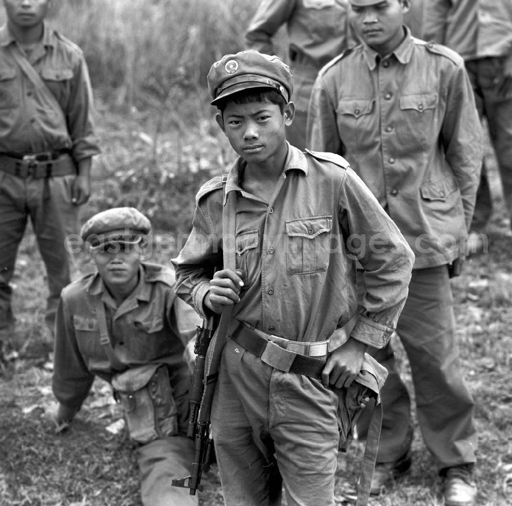 Vientiane: Soldaten der laotischen Armee in der Demokratischen Volksrepublik Laos bei einer Übung. Erst zwei Jahre zuvor, am 2. Dezember 1975, war durch die kommunistisch geprägten Kräfte die Volksrepublik Laos ausgerufen worden. Die politische und wirtschaftliche Situation blieb aber auch in den Folgejahren unsicher und instabil.