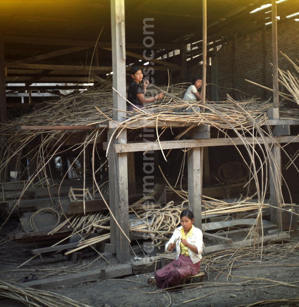 GDR image archive: Vientiane - Frauen bei der Arbeit in einer Bambusmöbelfabrik in Vientiane in der Demokratischen Volksrepublik Laos.