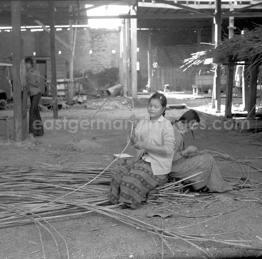 GDR photo archive: Vientiane - Arbeiterinnen in einer Bambusmöbelfabrik in Vientiane in der Demokratischen Volksrepublik Laos.